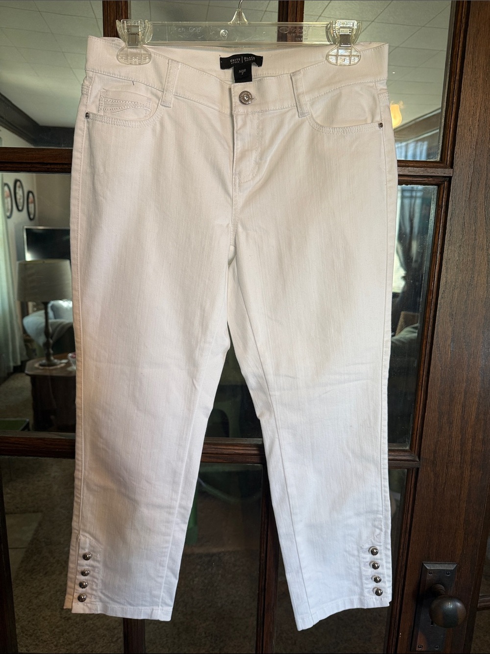 White House Black Market Noir White Cropped Jeans Silver Button‎ Hem Size 2